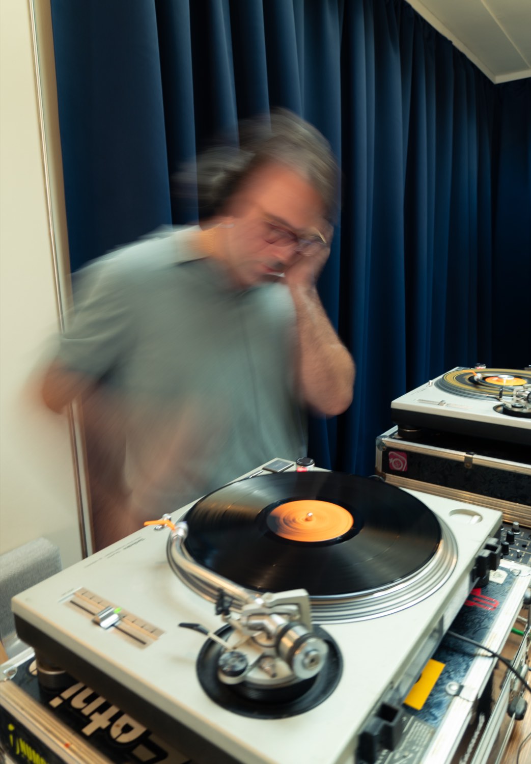 Café-Fotografie Basel, DJ am Vinyl-Event